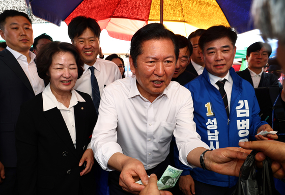 모란시장 찾아 물품 구매하는 정청래 대표