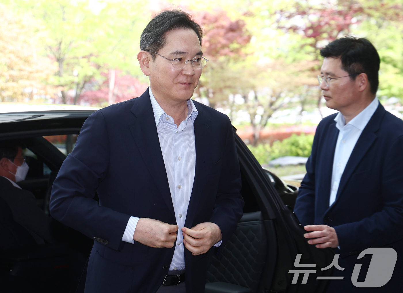 (서울=뉴스1) 김민지 기자 = 이재용 삼성전자 회장이 19일 오후 서울 강서구 김포비즈니스항공센터에서 이재명 대통령의 인도·베트남 순방 경제사절단 동행을 위해 출국하고 있다. 2 …