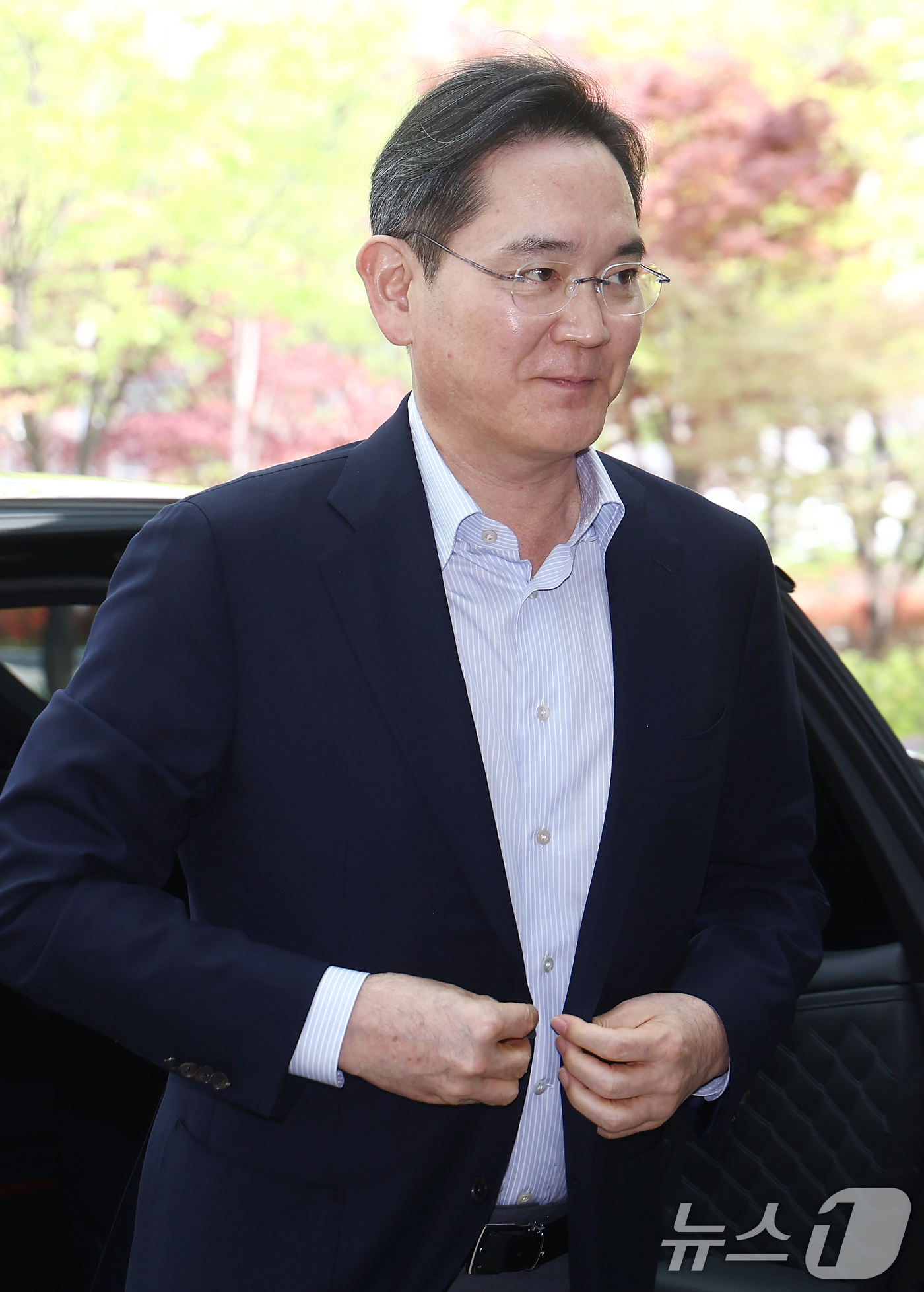 (서울=뉴스1) 김민지 기자 = 이재용 삼성전자 회장이 19일 오후 서울 강서구 김포비즈니스항공센터에서 이재명 대통령의 인도·베트남 순방 경제사절단 동행을 위해 출국하고 있다. 2 …