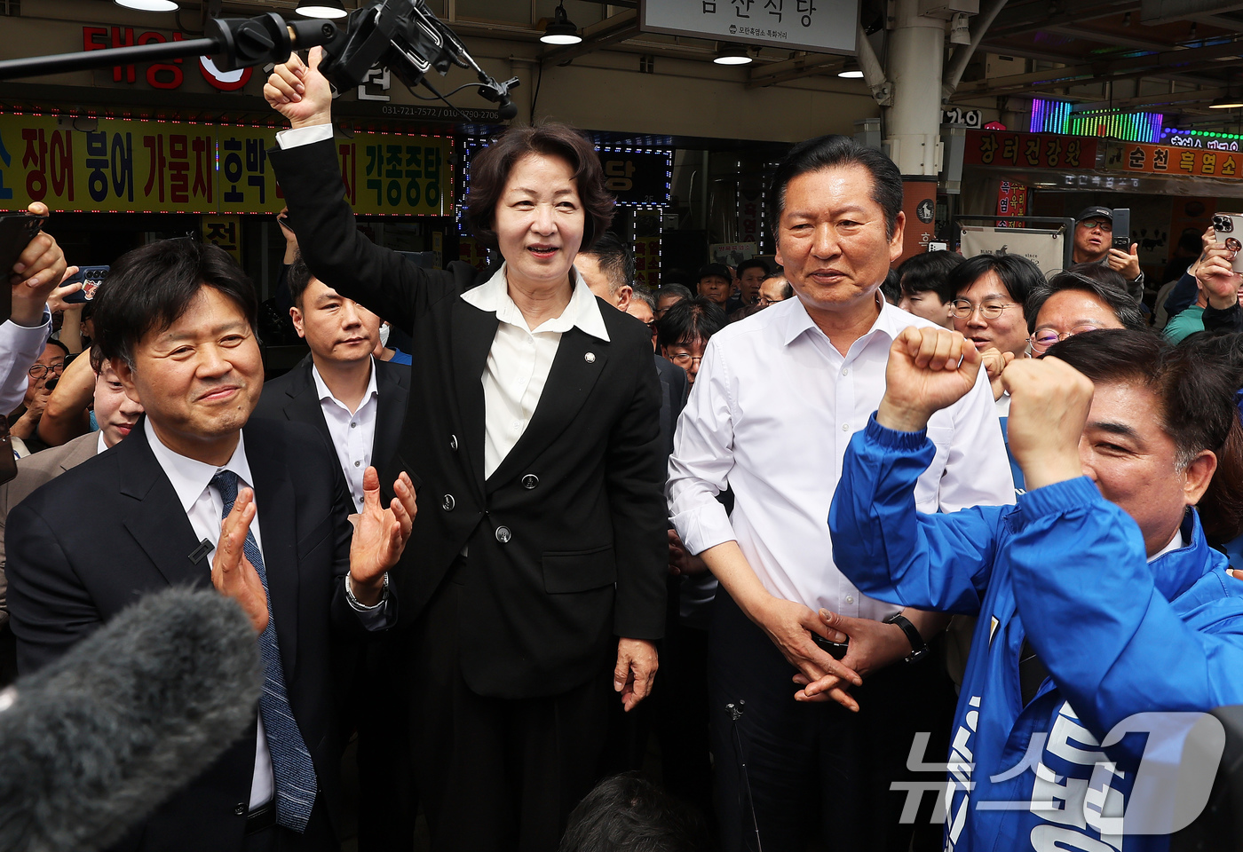 (성남=뉴스1) 이승배 기자 = 추미애 더불어민주당 경기도지사 후보가 정청래 대표, 김용 전 민주연구원 부원장, 김병욱 성남시장 후보 등과 19일 경기도 성남시 모란민속5일장을 방 …