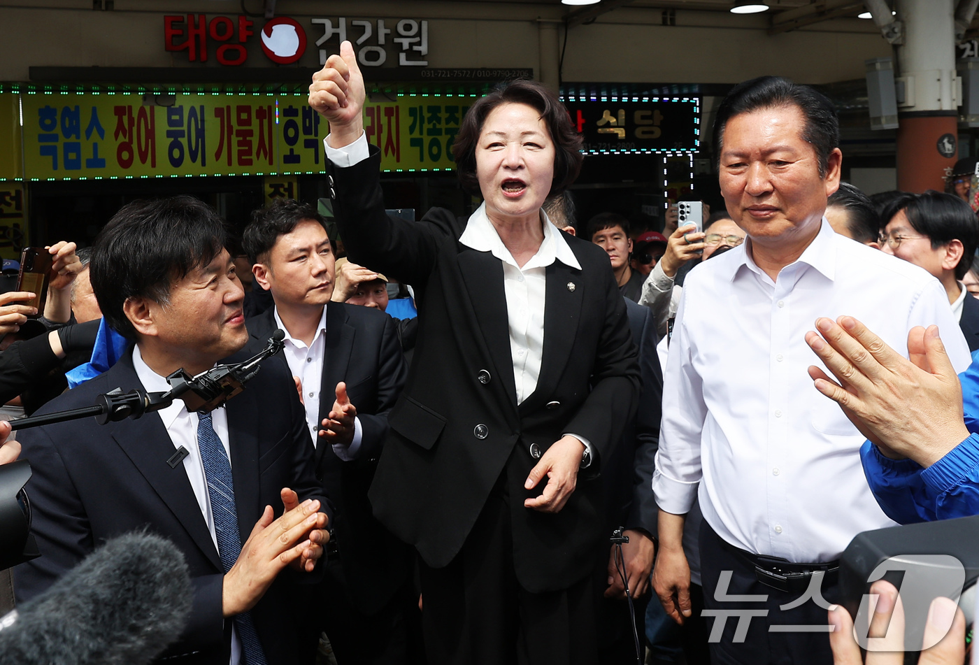 (성남=뉴스1) 이승배 기자 = 추미애 더불어민주당 경기도지사 후보가 정청래 대표와 19일 경기도 성남시 모란민속5일장을 방문해 발언하고 있다. (공동취재) 2026.4.19/뉴스 …