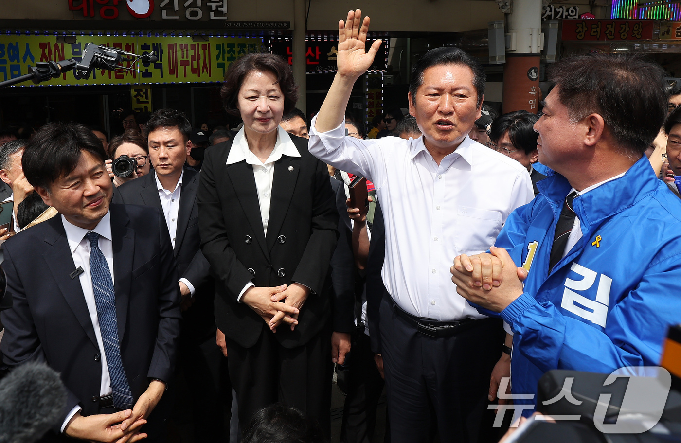 (성남=뉴스1) 이승배 기자 = 정청래 더불어민주당 대표가 추미애 경기도지사 후보, 김병욱 성남시장 후보 등과 19일 경기도 성남시 모란민속5일장을 방문해 발언하고 있다. (공동취 …