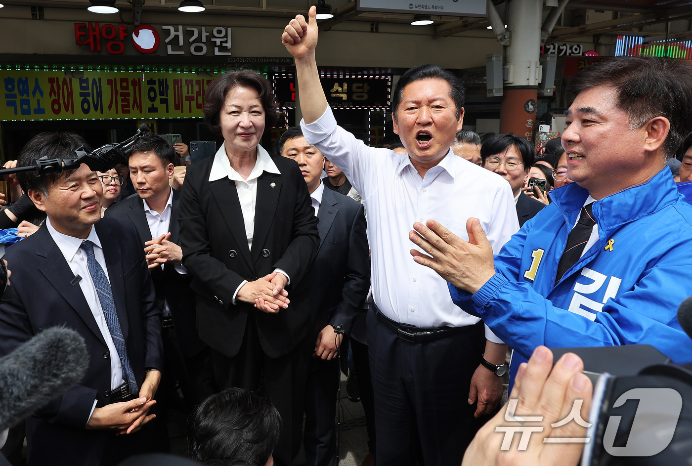 (성남=뉴스1) 이승배 기자 = 정청래 더불어민주당 대표가 추미애 경기도지사 후보, 김병욱 성남시장 후보 등과 19일 경기도 성남시 모란민속5일장을 방문해 발언하고 있다. (공동취 …
