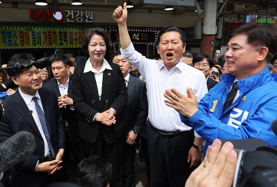 추미애·김용김병욱과 모란시장 찾은 정청래 대표·