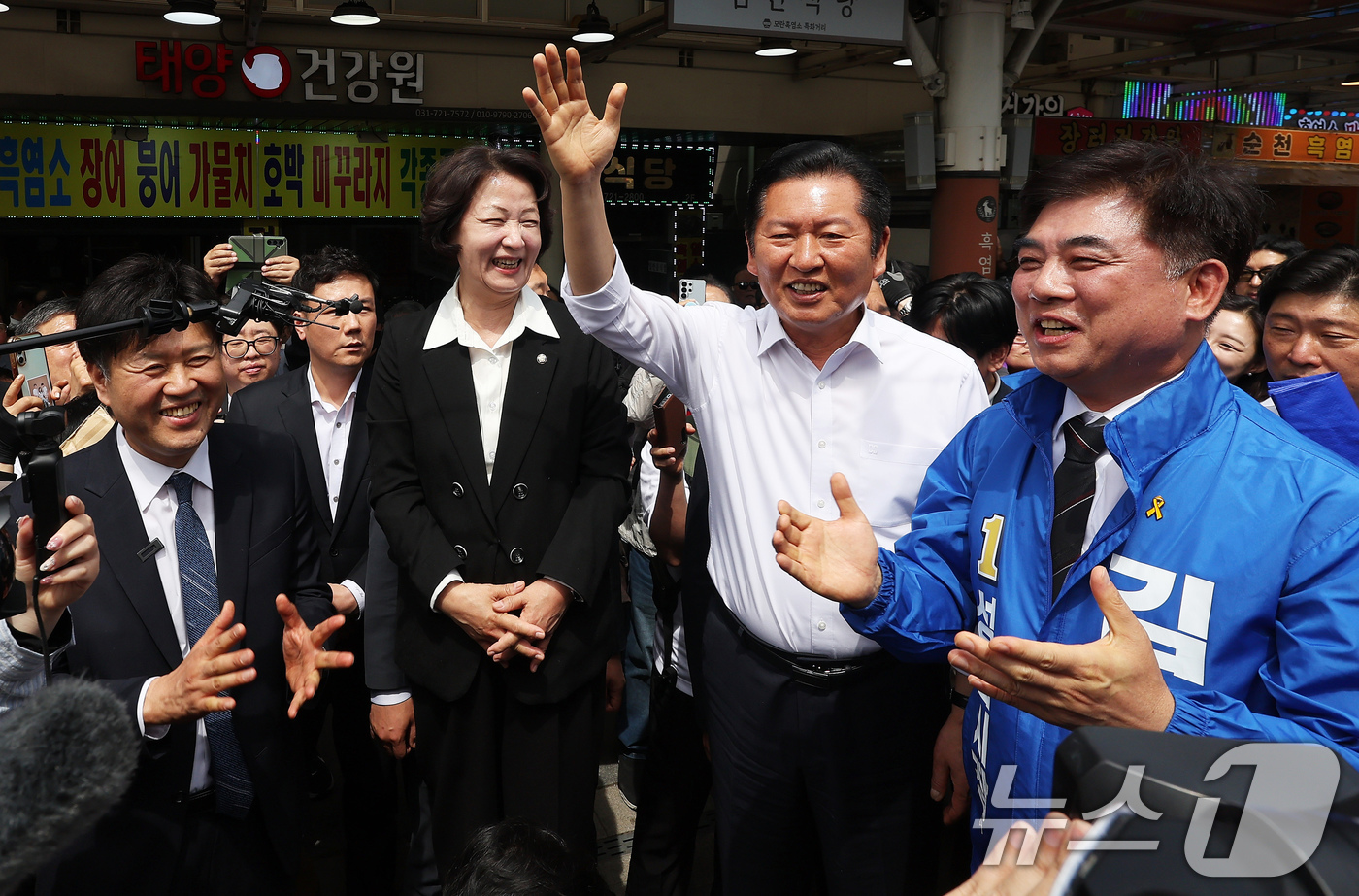 (성남=뉴스1) 이승배 기자 = 정청래 더불어민주당 대표가 추미애 경기도지사 후보, 김병욱 성남시장 후보 등과 19일 경기도 성남시 모란민속5일장을 방문해 발언하고 있다. (공동취 …