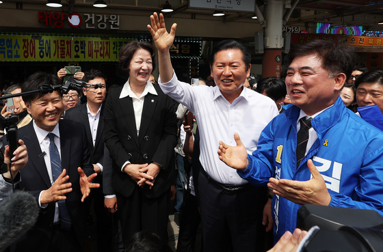 성남 모란시장 찾은 정청래 대표