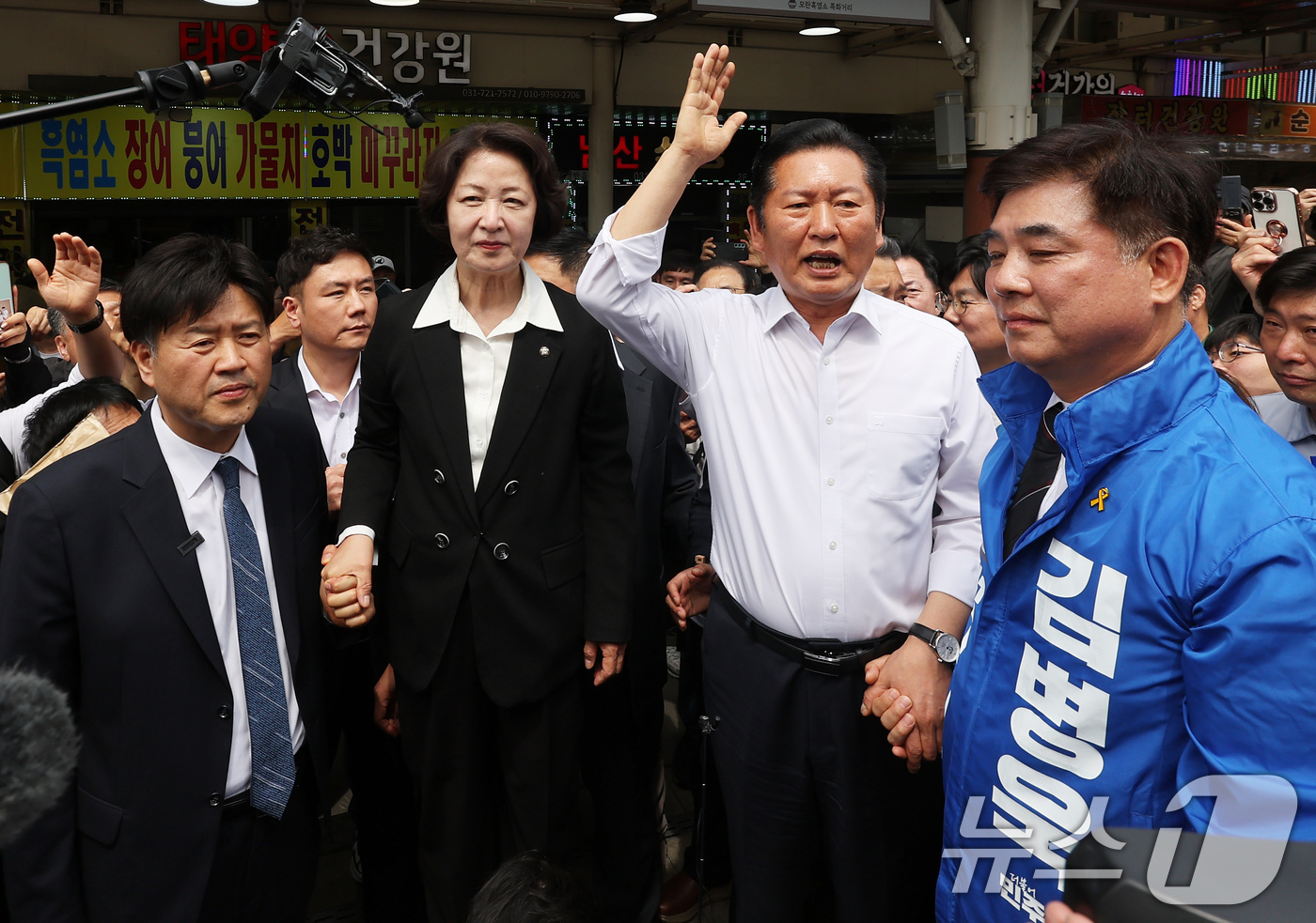 (성남=뉴스1) 이승배 기자 = 정청래 더불어민주당 대표가 추미애 경기도지사 후보, 김병욱 성남시장 후보 등과 19일 경기도 성남시 모란민속5일장을 방문해 발언하고 있다. (공동취 …