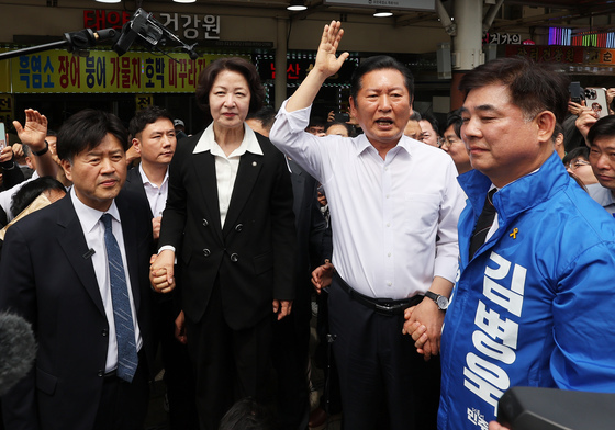 지역 후보들과 함께 모란시장 찾은 정청래 대표