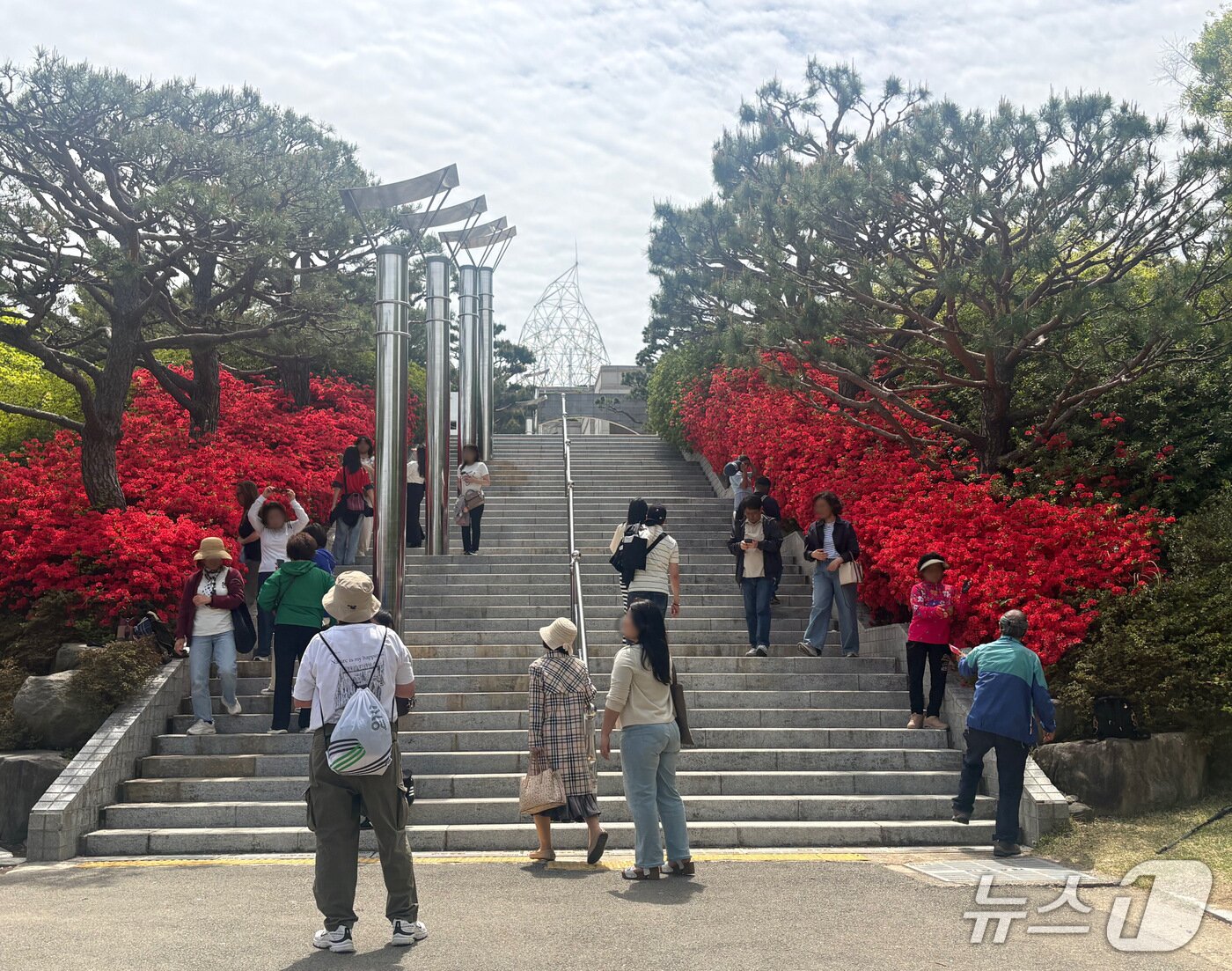 본문 이미지 - 19일 오후 부산 중구 영주동 민주공원을 찾은 시민들이 충혼탑 계단에서 기념사진을 남기고 있다. 2026.4.19 ⓒ 뉴스1 박서현 기자