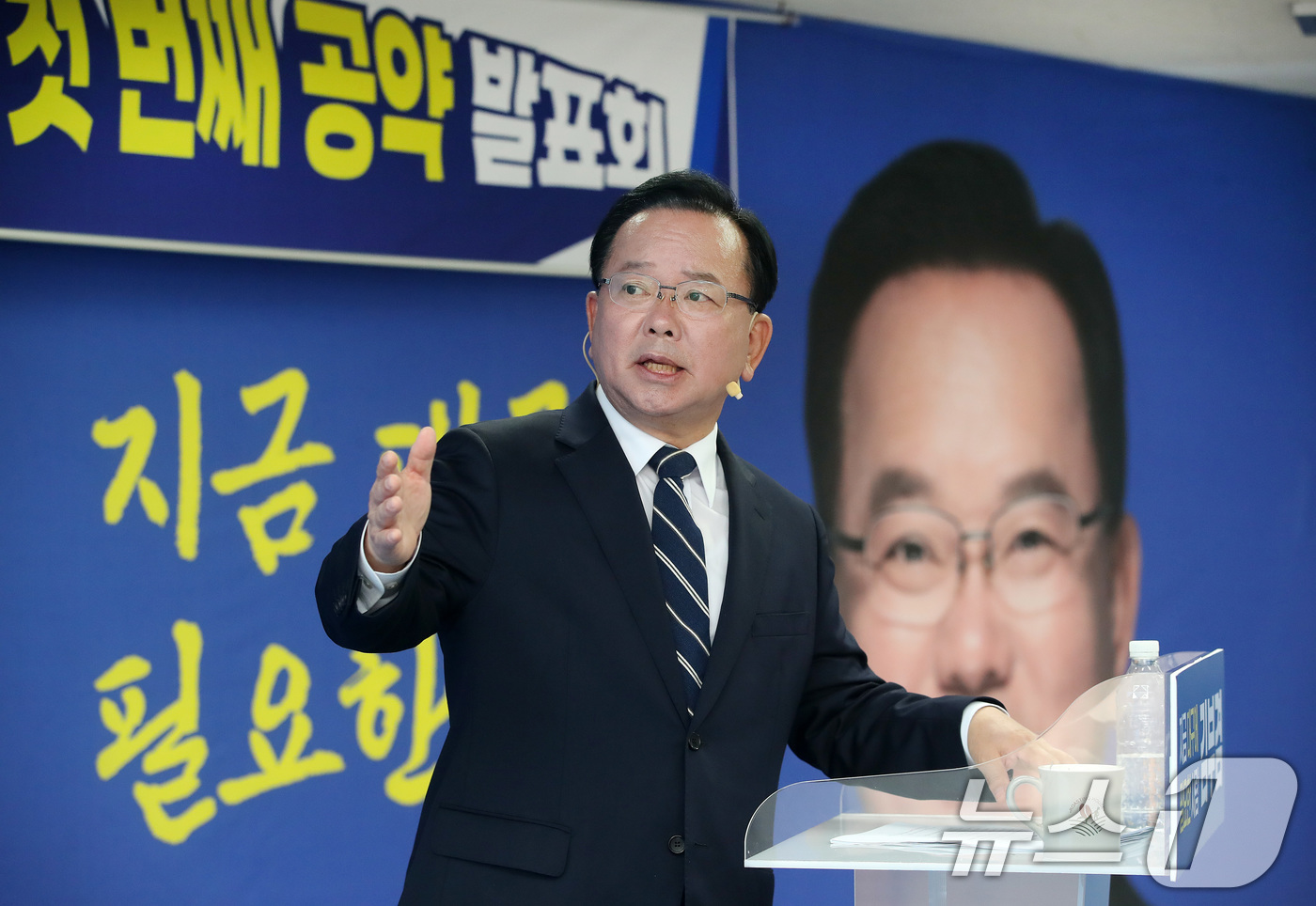 (대구=뉴스1) 공정식 기자 = 김부겸 더불어민주당 대구시장 예비후보가 19일 오후 대구 달서구 선거사무소에서 6·3 지방선거 첫 번째 공약을 발표하고 있다. 2026.4.19/뉴 …