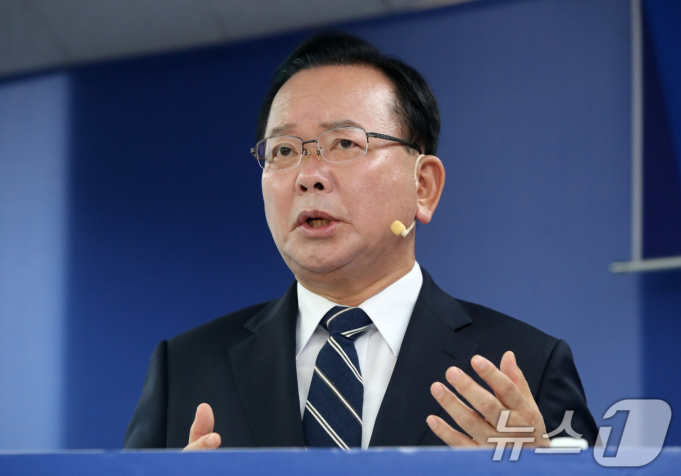 (대구=뉴스1) 공정식 기자 = 김부겸 더불어민주당 대구시장 예비후보가 19일 오후 대구 달서구 선거사무소에서 6·3 지방선거 첫 번째 공약을 발표하고 있다. 2026.4.19/뉴 …