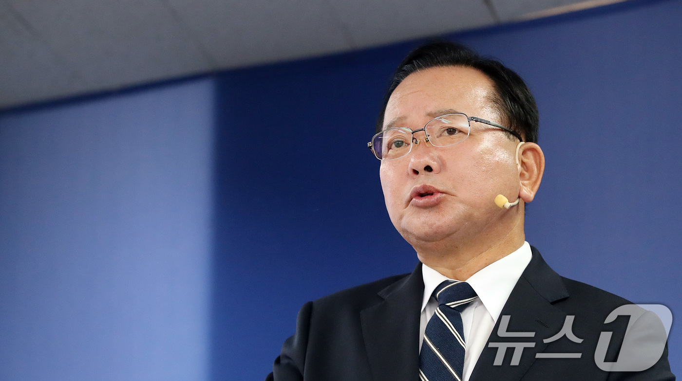 (대구=뉴스1) 공정식 기자 = 김부겸 더불어민주당 대구시장 예비후보가 19일 오후 대구 달서구 선거사무소에서 6·3 지방선거 첫 번째 공약을 발표하고 있다. 2026.4.19/뉴 …