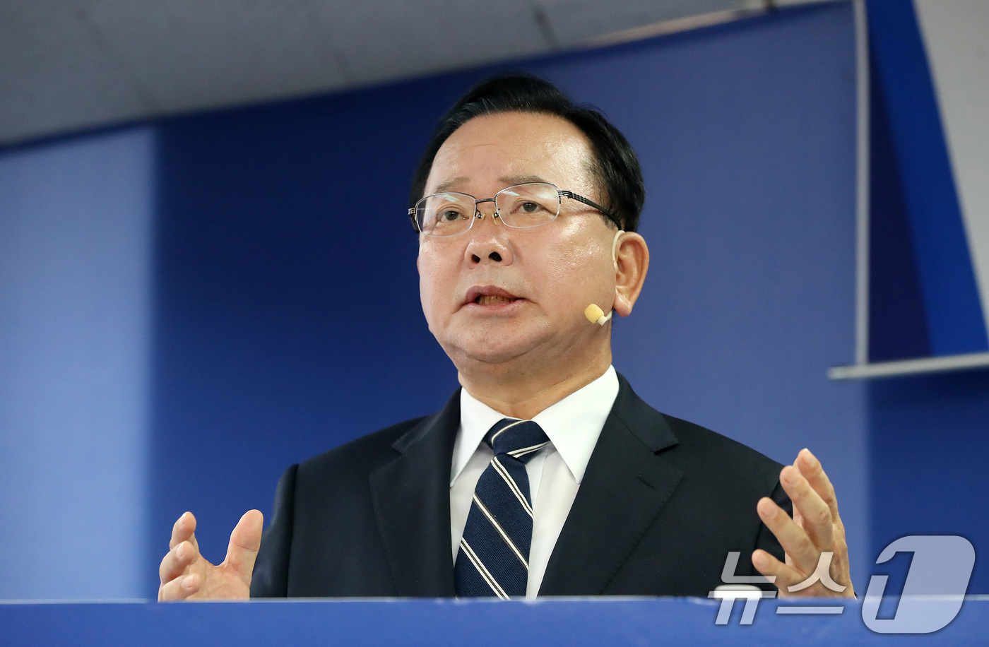 (대구=뉴스1) 공정식 기자 = 김부겸 더불어민주당 대구시장 예비후보가 19일 오후 대구 달서구 선거사무소에서 6·3 지방선거 첫 번째 공약을 발표하고 있다. 2026.4.19/뉴 …