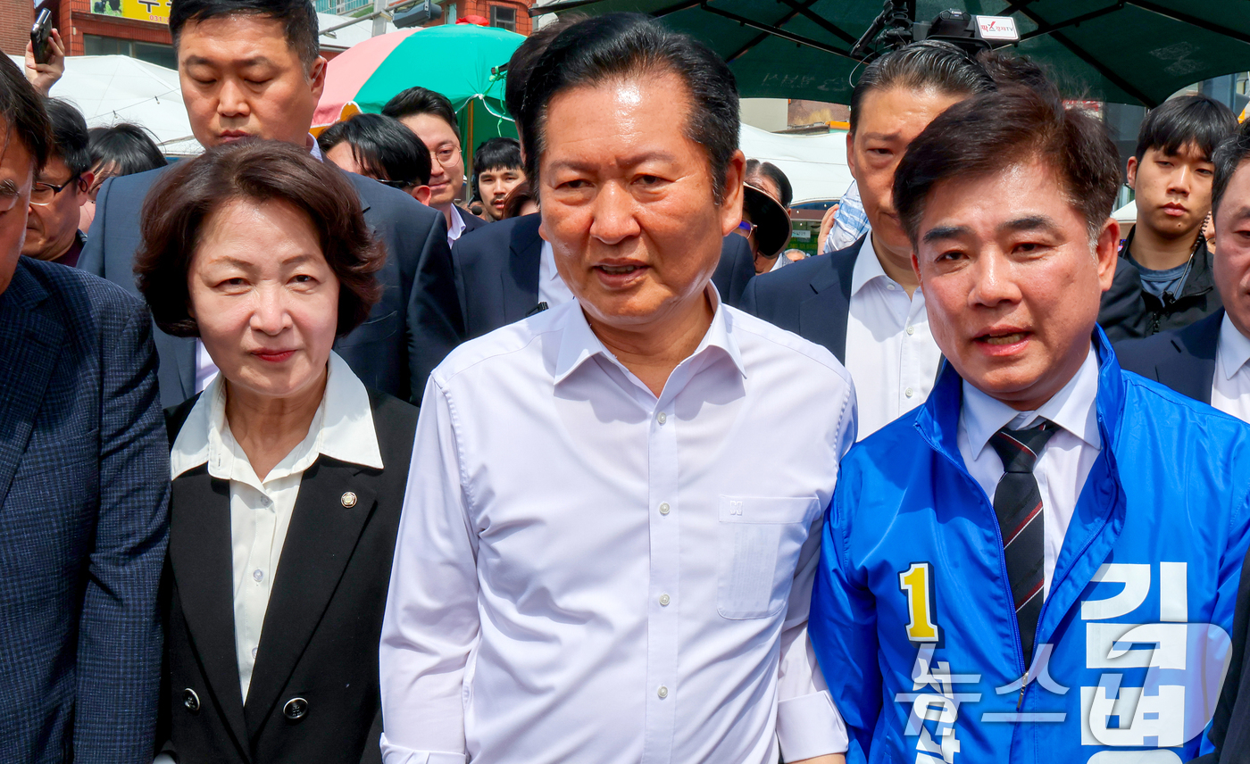 (성남=뉴스1) 이승배 기자 = 정청래 더불어민주당 대표가 추미애 경기도지사 후보, 김병욱 성남시장 후보 등과 19일 경기도 성남시 모란민속5일장을 방문해 상인들과 대화하고 있다. …