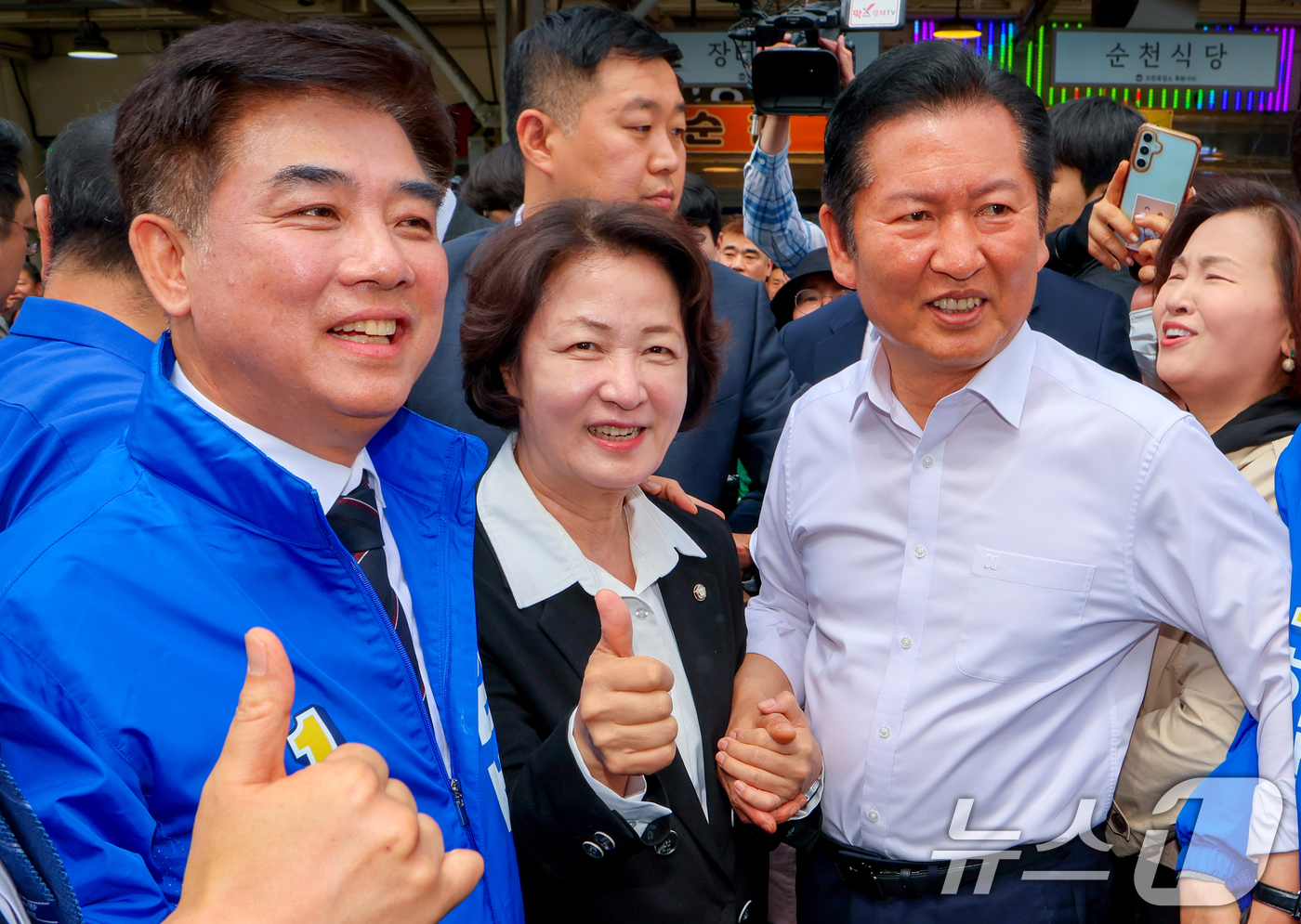 (성남=뉴스1) 이승배 기자 = 정청래 더불어민주당 대표가 추미애 경기도지사 후보, 김병욱 성남시장 후보 등과 19일 경기도 성남시 모란민속5일장을 방문하고 있다. (공동취재) 2 …