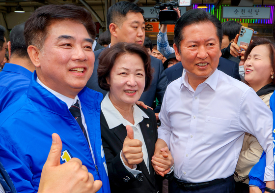 지역 후보들과 모란시장 찾은 정청래 민주당 대표