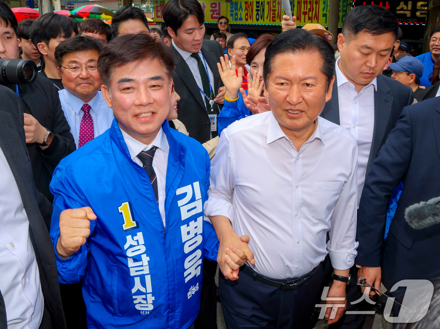 (성남=뉴스1) 이승배 기자 = 정청래 더불어민주당 대표가 김병욱 성남시장 후보 등과 19일 경기도 성남시 모란민속5일장을 둘러보고 있다. (공동취재) 2026.4.19/뉴스1