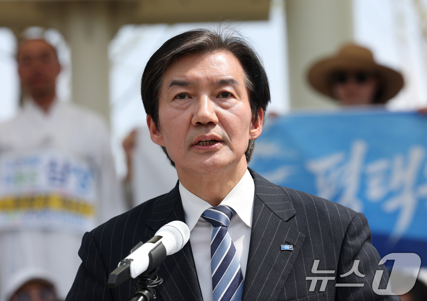 (평택=뉴스1) 김영운 기자 = 조국 조국혁신당 대표가 19일 경기 평택시 고덕동 함박산중앙공원 음악분수 야외무대에서 국회의원 재·보궐선거 경기 평택을 출마 기자회견을 하고 있다. …