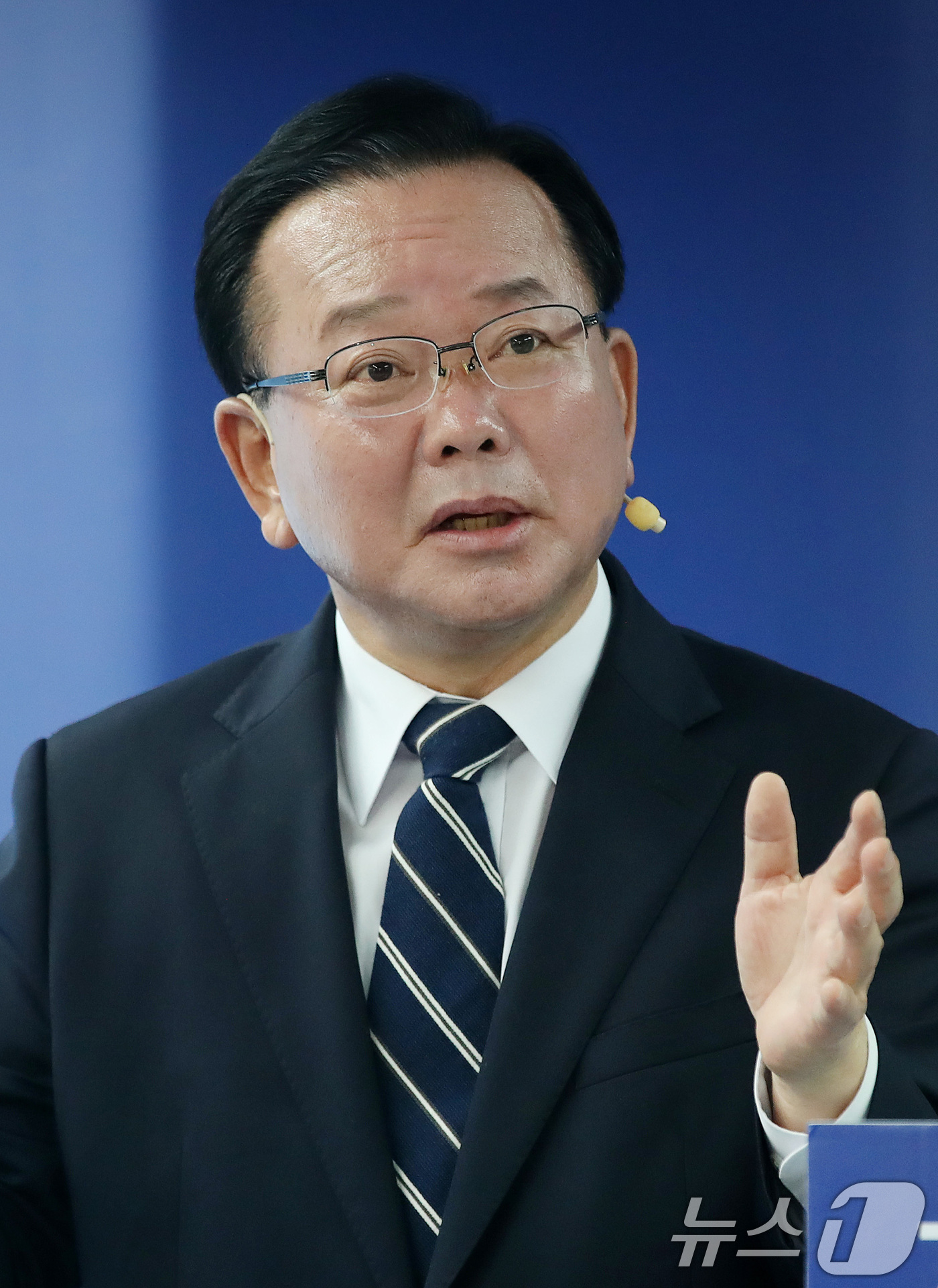 (대구=뉴스1) 공정식 기자 = 김부겸 더불어민주당 대구시장 예비후보가 19일 오후 대구 달서구 선거사무소에서 6·3 지방선거 첫 번째 공약을 발표한 뒤 취재진 질문에 답하고 있다 …