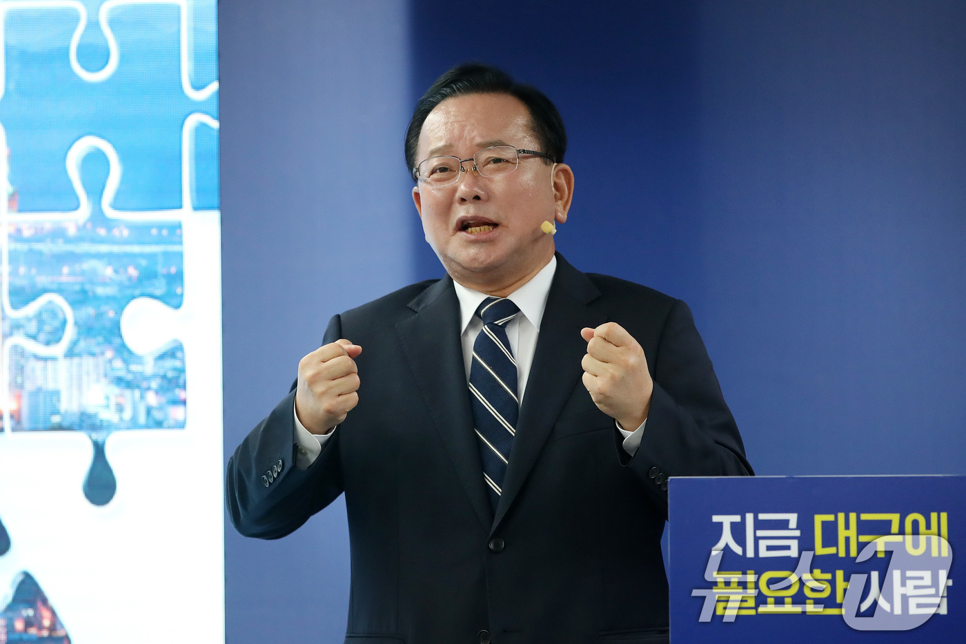 (대구=뉴스1) 공정식 기자 = 김부겸 더불어민주당 대구시장 예비후보가 19일 오후 대구 달서구 선거사무소에서 6·3 지방선거 첫 번째 공약을 발표한 뒤 취재진 질문에 답하고 있다 …