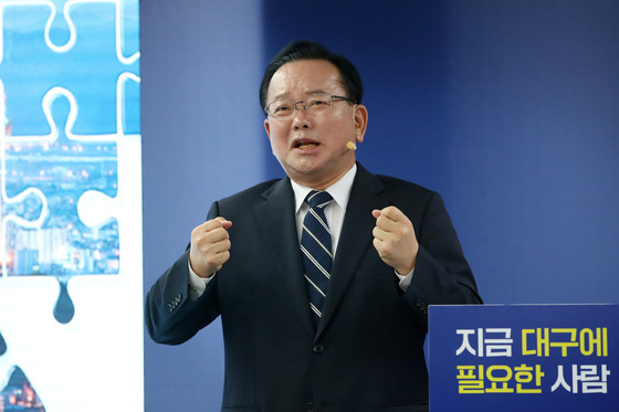 취재진 질문에 답하는 김부겸