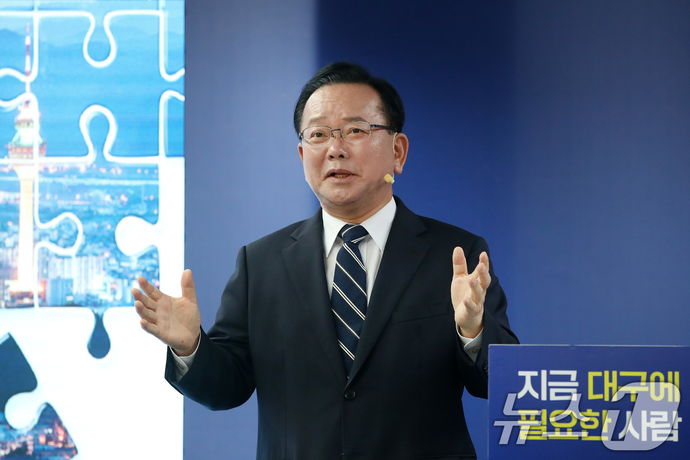 (대구=뉴스1) 공정식 기자 = 김부겸 더불어민주당 대구시장 예비후보가 19일 오후 대구 달서구 선거사무소에서 6·3 지방선거 첫 번째 공약을 발표한 뒤 취재진 질문에 답하고 있다 …