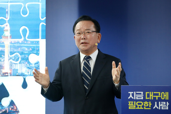 취재진 질문에 답하는 김부겸