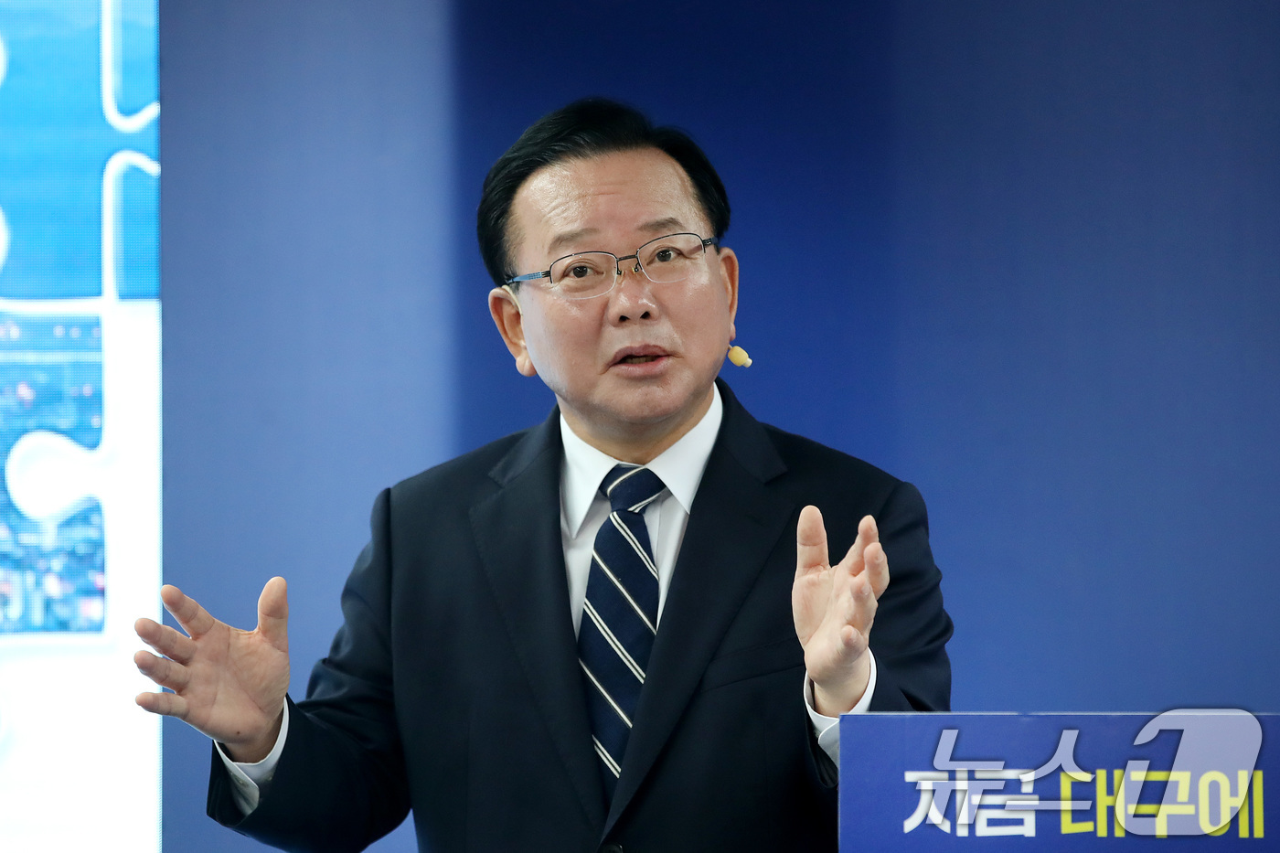 (대구=뉴스1) 공정식 기자 = 김부겸 더불어민주당 대구시장 예비후보가 19일 오후 대구 달서구 선거사무소에서 6·3 지방선거 첫 번째 공약을 발표한 뒤 취재진 질문에 답하고 있다 …