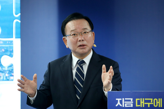 취재진 질문에 답하는 김부겸