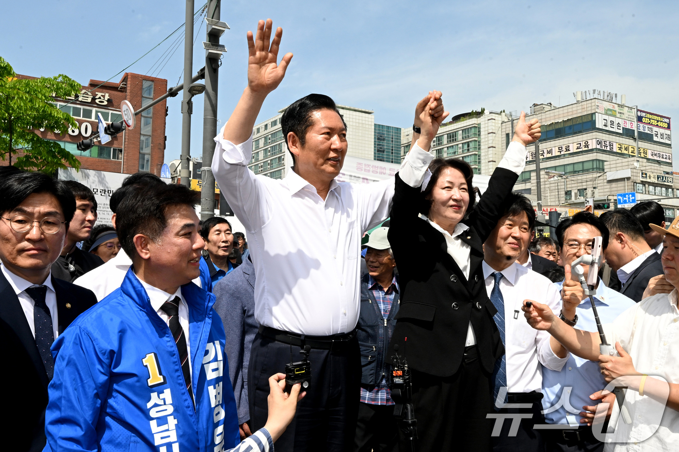 (성남=뉴스1) 이승배 기자 = 정청래 더불어민주당 대표가 추미애 경기도지사 후보, 김병욱 성남시장 후보 등과 19일 경기도 성남시 모란민속5일장을 방문해 두 팔을 들어보이고 있다 …