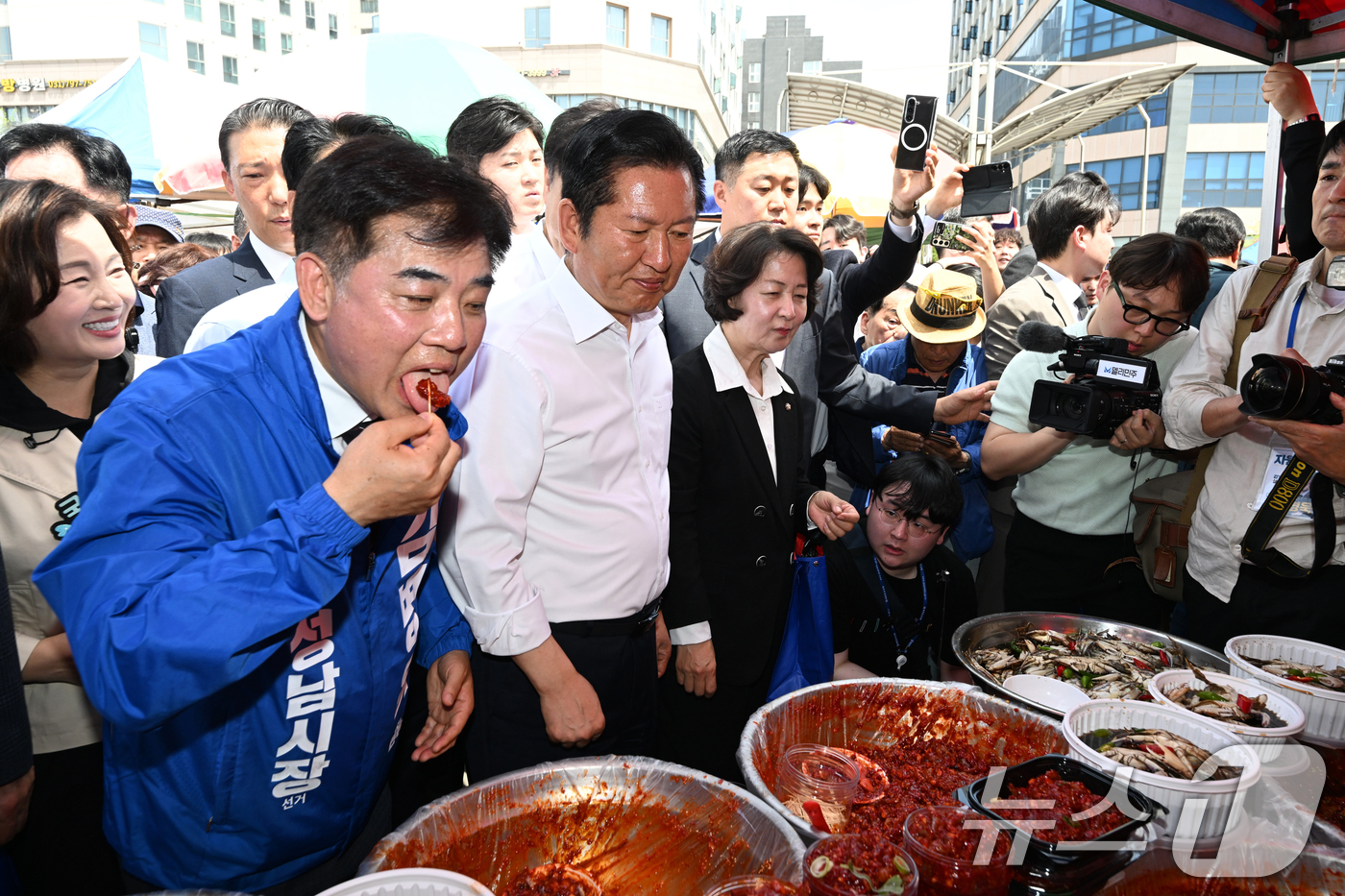 (성남=뉴스1) 이승배 기자 = 정청래 더불어민주당 대표가 추미애 경기도지사 후보, 김병욱 성남시장 후보 등과 19일 경기도 성남시 모란민속5일장을 방문해 상인들과 대화하고 있다. …