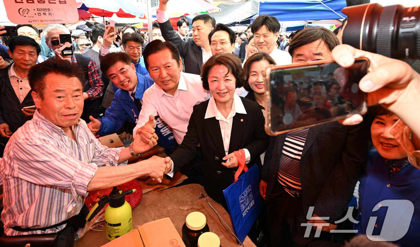 (성남=뉴스1) 이승배 기자 = 추미애 더불어민주당 경기도지사 후보가 정청래 대표와 19일 경기도 성남시 모란민속5일장을 방문해 상인들과 인사하고 있다. (공동취재) 2026.4. …
