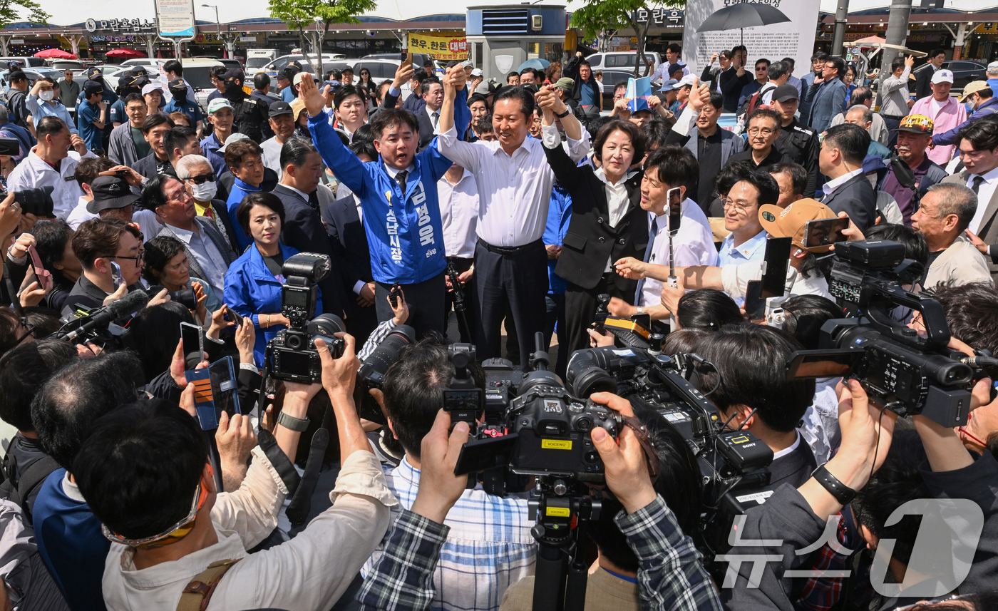 (성남=뉴스1) 이승배 기자 = 정청래 더불어민주당 대표가 추미애 경기도지사 후보, 김병욱 성남시장 후보 등과 19일 경기도 성남시 모란민속5일장을 방문해 두 팔을 들어보이고 있다 …