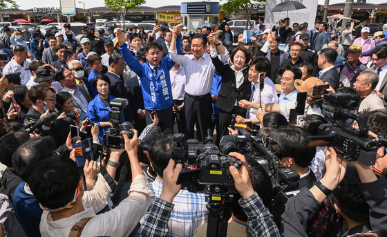 정청래 대표, 모란시장에서 추미애·김병욱 후보와 두 팔 번쩍