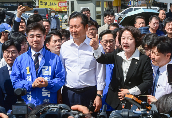 모란시장 찾은 추미애 후보 '엄지 척'