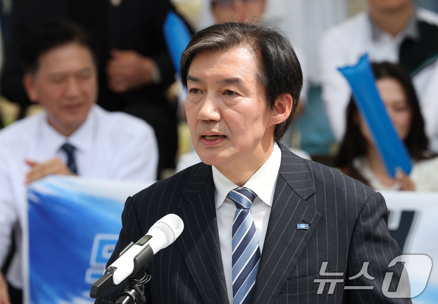 (평택=뉴스1) 김영운 기자 = 조국 조국혁신당 대표가 19일 경기 평택시 고덕동 함박산중앙공원 음악분수 야외무대에서 국회의원 재·보궐선거 경기 평택을 출마 기자회견을 하고 있다. …