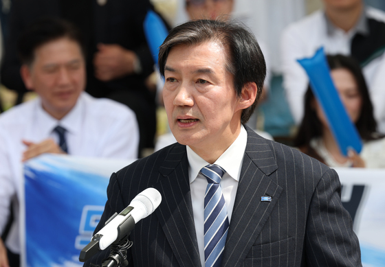 평택 고덕 방문해 기자회견하는 조국