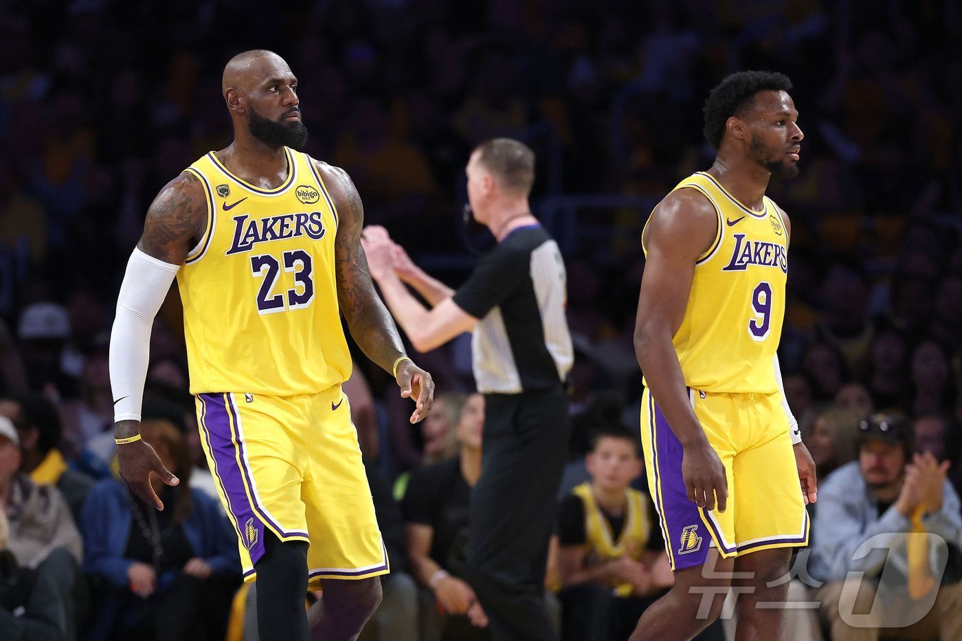 본문 이미지 - NBA 플레이오프에서 함께 코트를 누빈 '아버지' 르브론 제임스(왼쪽)와 '아들' 브로니 제임스. ⓒ AFP=뉴스1