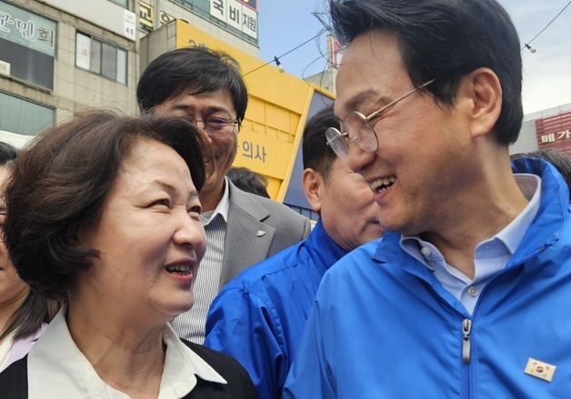 안민석, 모란시장서 현장 행보…추미애 등 민주당 인사들과 조우