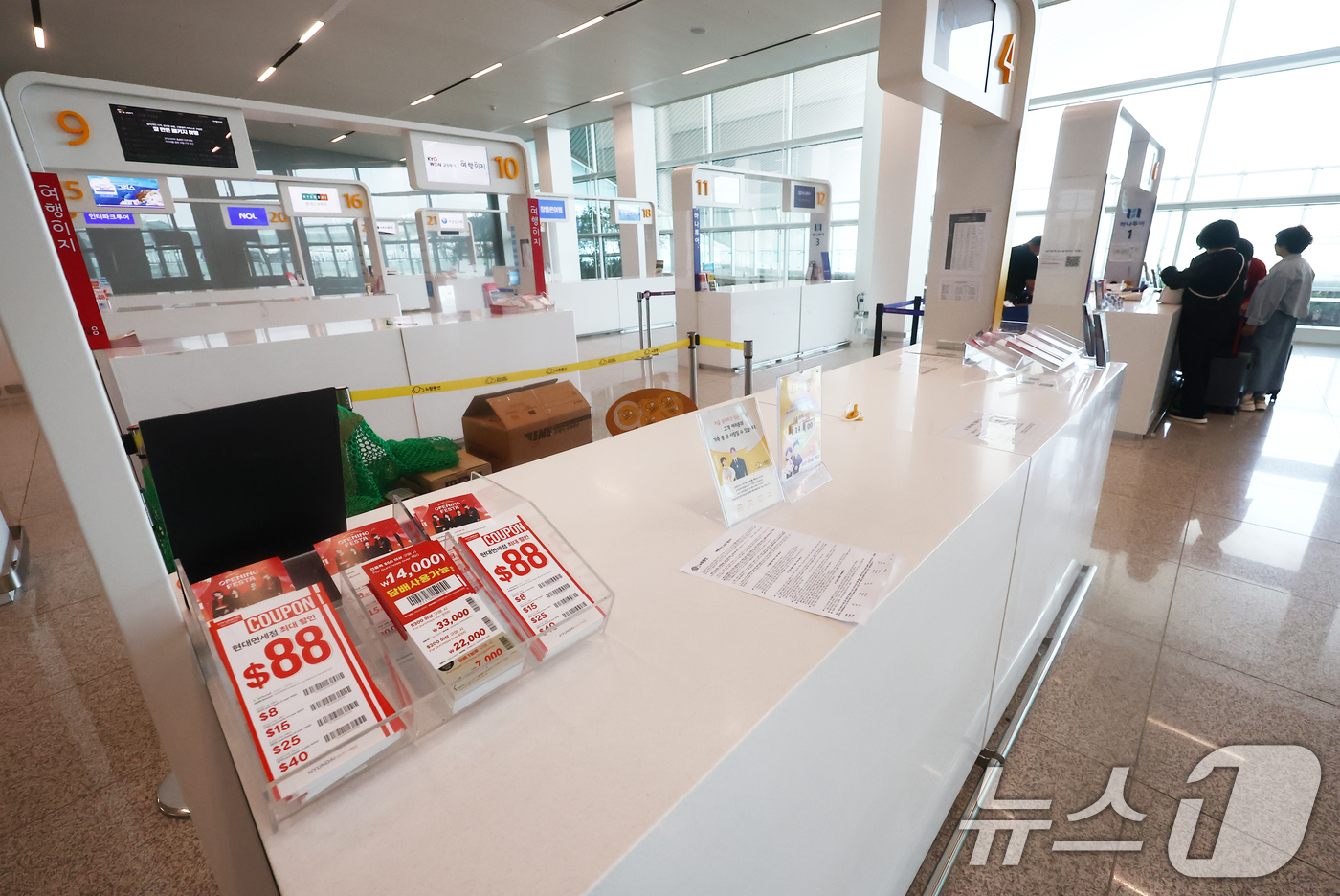 (인천공항=뉴스1) 김민지 기자 = 고유가 상황에서 여름철 성수기를 앞두고 여행 수요가 전반적으로 줄고 있는 가운데 19일 오후 인천국제공항 여행사 카운터에서 시민들이 안내를 받고 …