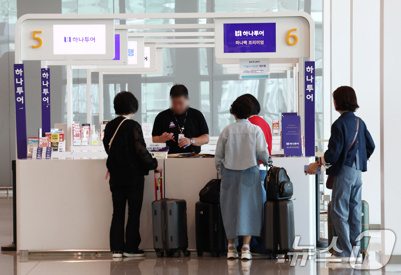 (인천공항=뉴스1) 김민지 기자 = 고유가 상황에서 여름철 성수기를 앞두고 여행 수요가 전반적으로 줄고 있는 가운데 19일 오후 인천국제공항 여행사 카운터에서 시민들이 안내를 받고 …