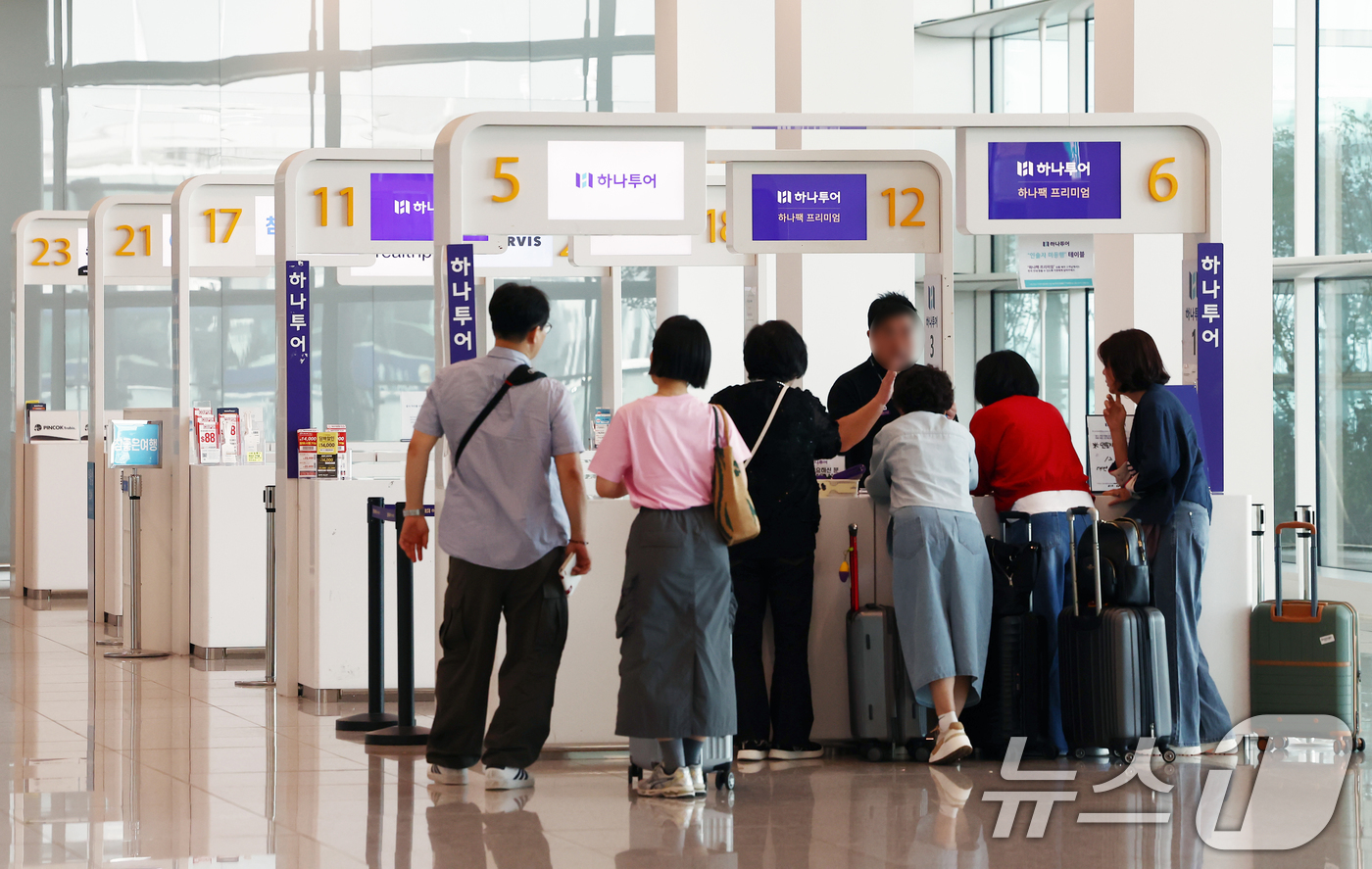 (인천공항=뉴스1) 김민지 기자 = 고유가 상황에서 여름철 성수기를 앞두고 여행 수요가 전반적으로 줄고 있는 가운데 19일 오후 인천국제공항 여행사 카운터에서 시민들이 안내를 받고 …