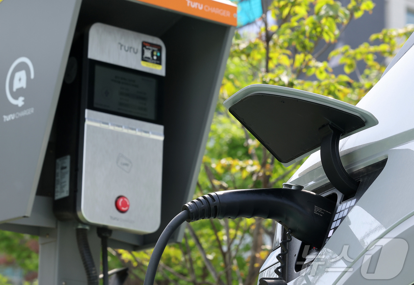 (서울=뉴스1) 김성진 기자 = 지난 18일부터 봄·가을 주말과 공휴일 낮 전기차 충전 전력 요금 할인이 시행돼 전국 10만7천 개 전기차 충전기에서 오전 11시부터 오후 2시 사 …