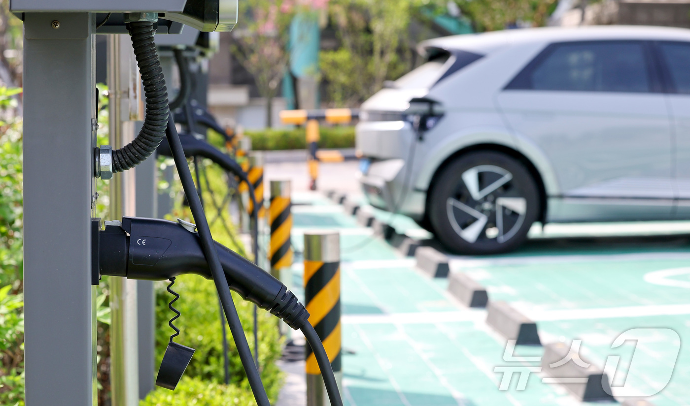 (서울=뉴스1) 김성진 기자 = 지난 18일부터 봄·가을 주말과 공휴일 낮 전기차 충전 전력 요금 할인이 시행돼 전국 10만7천 개 전기차 충전기에서 오전 11시부터 오후 2시 사 …