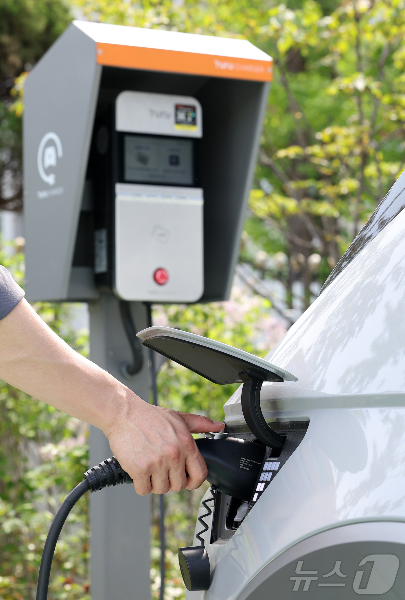 (서울=뉴스1) 김성진 기자 = 지난 18일부터 봄·가을 주말과 공휴일 낮 전기차 충전 전력 요금 할인이 시행돼 전국 10만7천 개 전기차 충전기에서 오전 11시부터 오후 2시 사 …