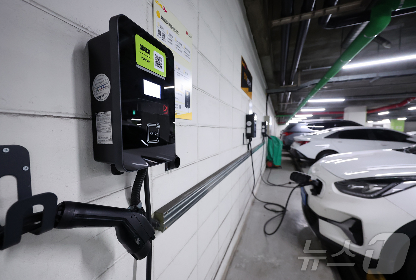 (서울=뉴스1) 김성진 기자 = 지난 18일부터 봄·가을 주말과 공휴일 낮 전기차 충전 전력 요금 할인이 시행돼 전국 10만7천 개 전기차 충전기에서 오전 11시부터 오후 2시 사 …