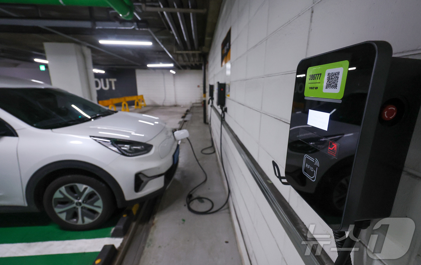 (서울=뉴스1) 김성진 기자 = 지난 18일부터 봄·가을 주말과 공휴일 낮 전기차 충전 전력 요금 할인이 시행돼 전국 10만7천 개 전기차 충전기에서 오전 11시부터 오후 2시 사 …