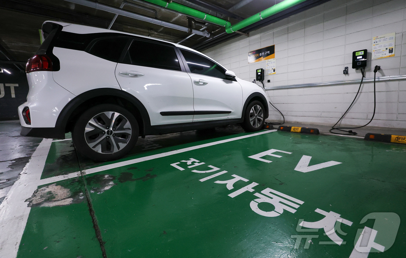 (서울=뉴스1) 김성진 기자 = 지난 18일부터 봄·가을 주말과 공휴일 낮 전기차 충전 전력 요금 할인이 시행돼 전국 10만7천 개 전기차 충전기에서 오전 11시부터 오후 2시 사 …