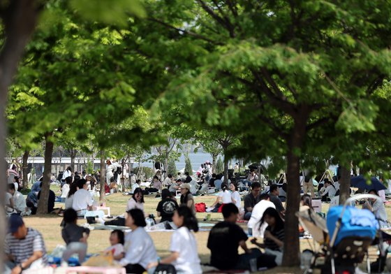 더위 피해 그늘 아래로