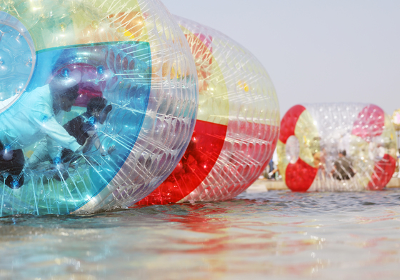 물 위에서 즐기는 워터볼 굴리기